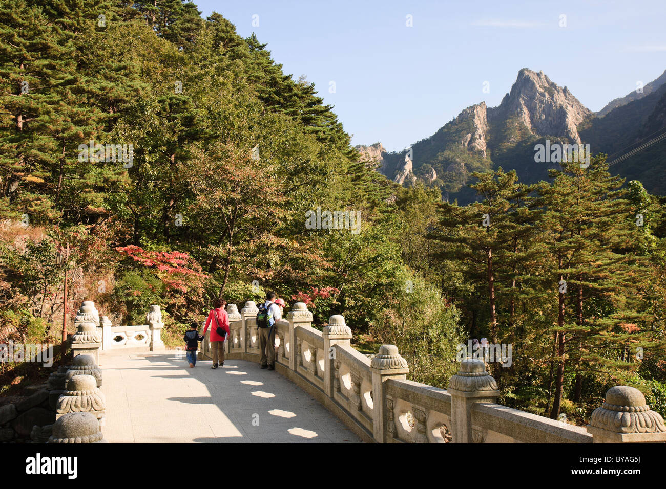 Puente y Nojeok Nojeokbong (pico), el Parque Nacional de Seoraksan, Corea del Sur Foto de stock