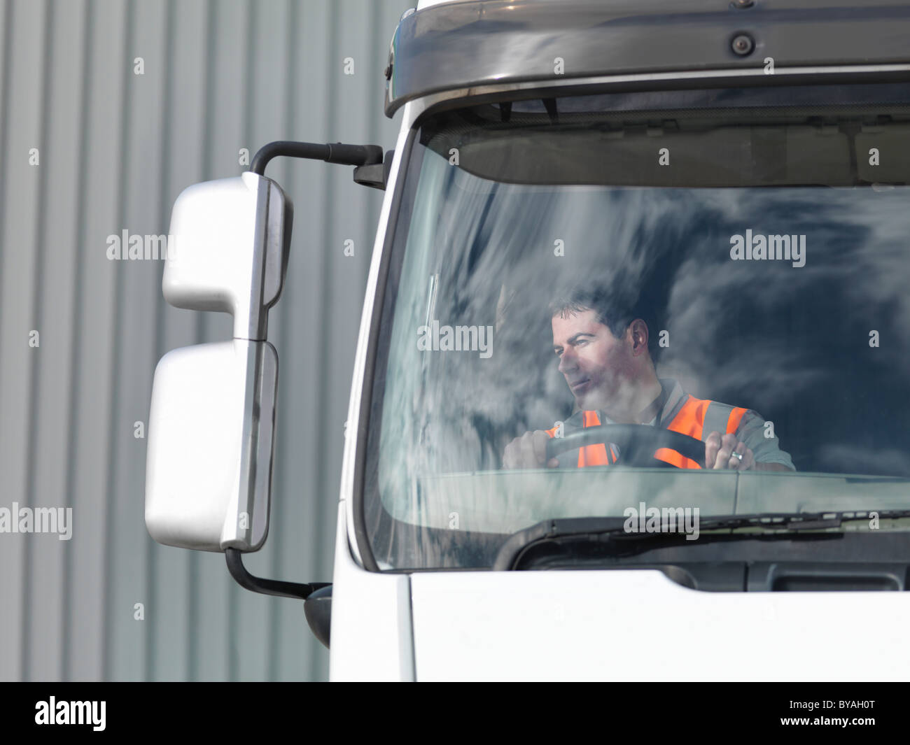 Conductor de camiones, mirando en el espejo Foto de stock