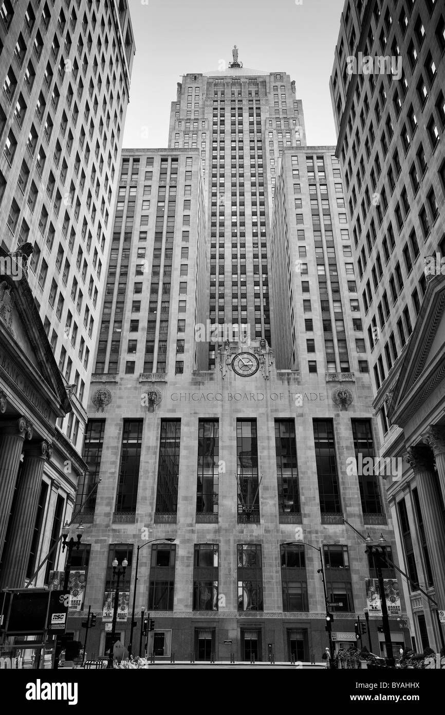 Blanco y negro, Junta de Comercio de Chicago CBOT, CME Chicago Mercantile Exchange Group, el intercambio de derivados más antigua del mundo. Foto de stock