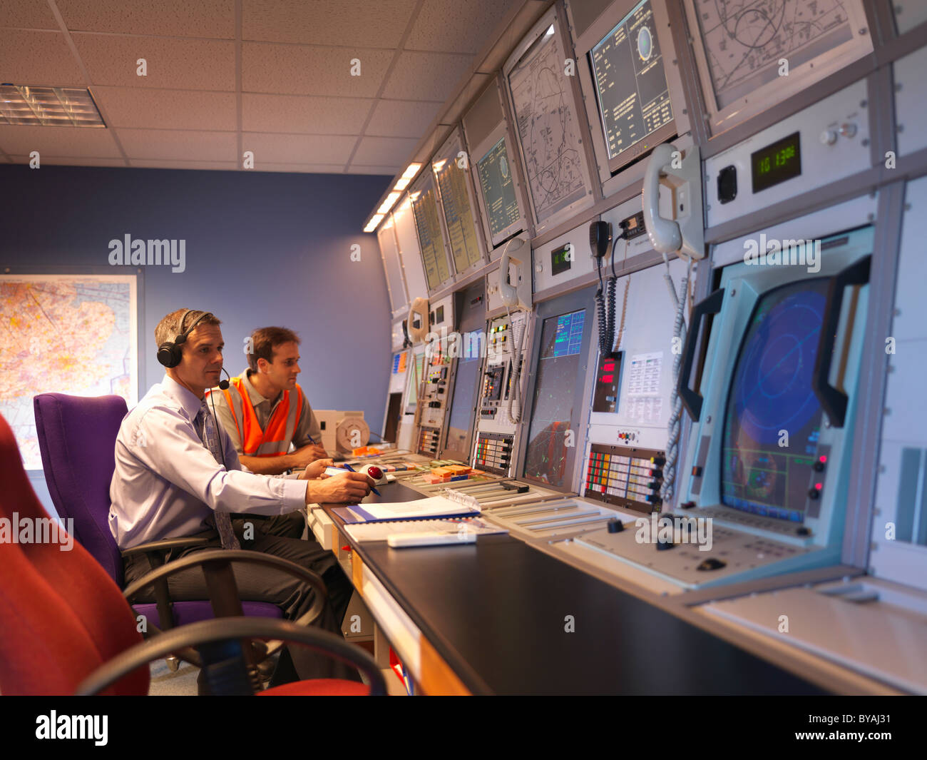 Controladores de tráfico aéreo en la sala de radar Foto de stock