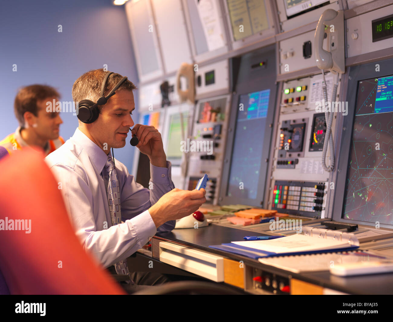 Controladores de tráfico aéreo en la sala de radar Foto de stock