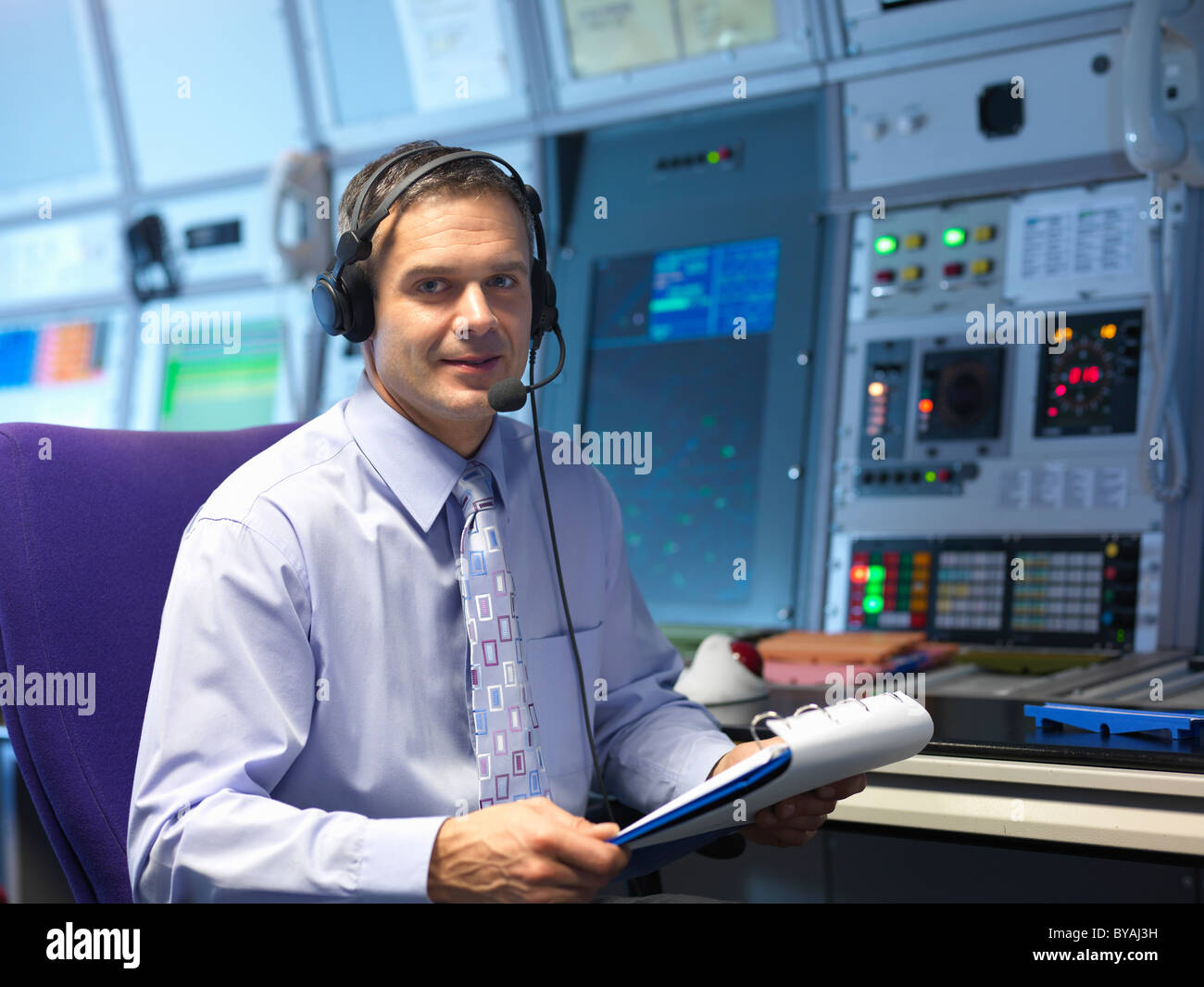 Controlador de tránsito aéreo en la sala de radar Foto de stock