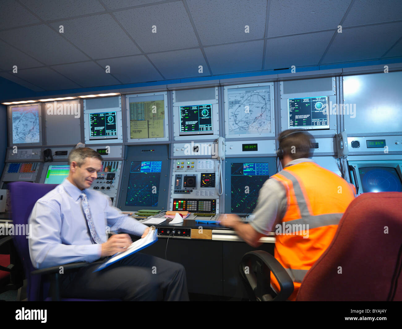 Controladores de tráfico aéreo en la sala de radar Foto de stock