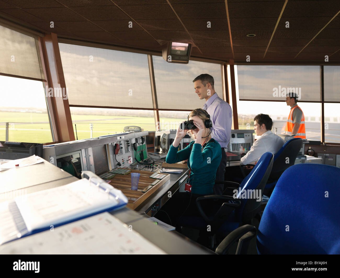 Controladores de tráfico aéreo en la torre Foto de stock