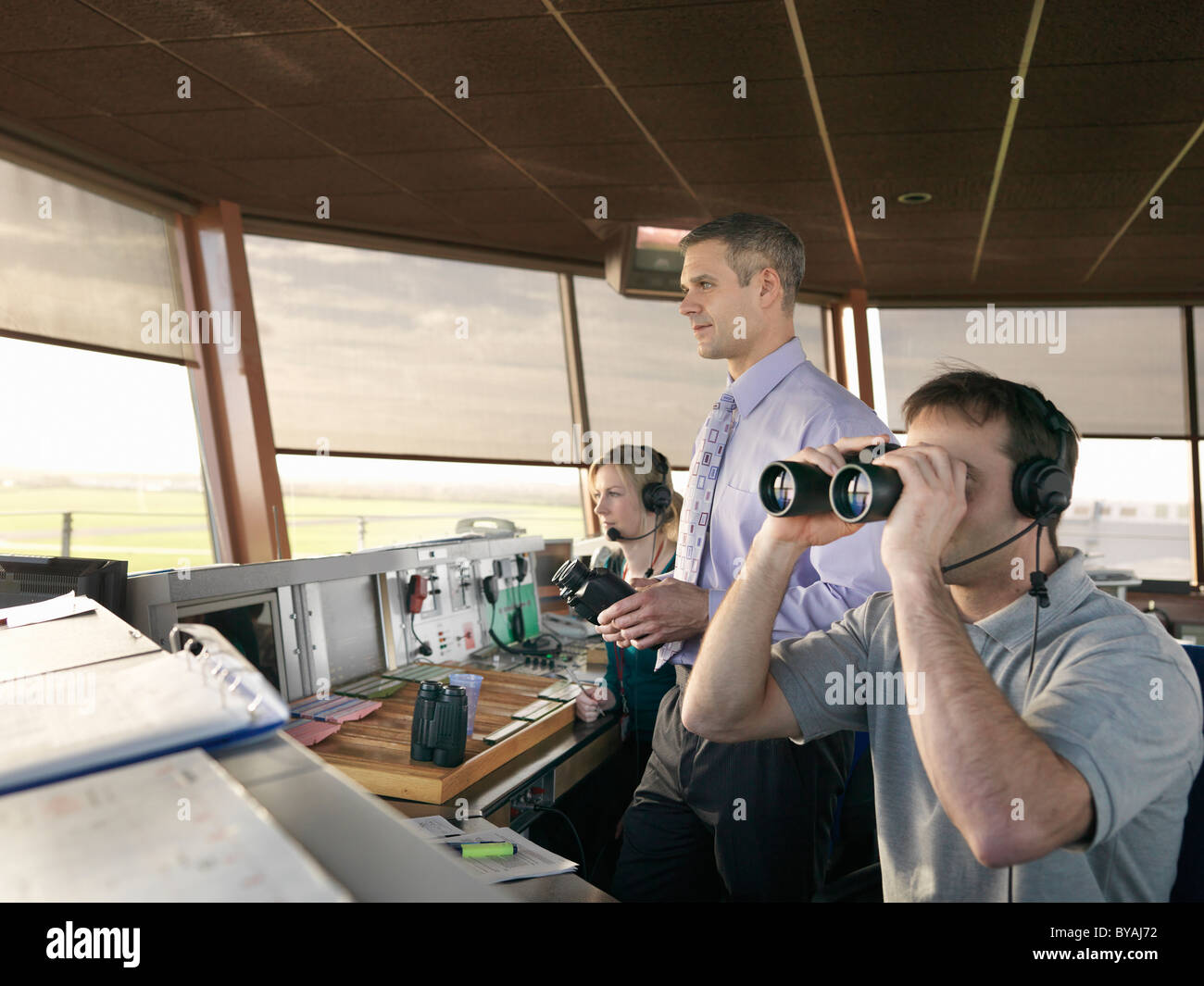 Controladores de tráfico aéreo en la torre Foto de stock