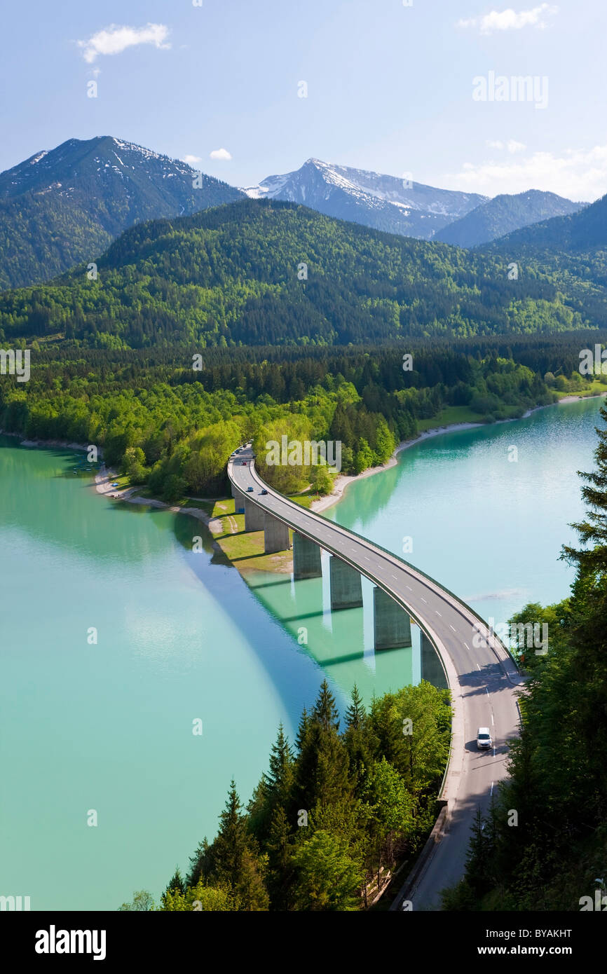 Lago Sylvenstein y Puente de los Alpes bávaros Baviera Alemania Foto de stock