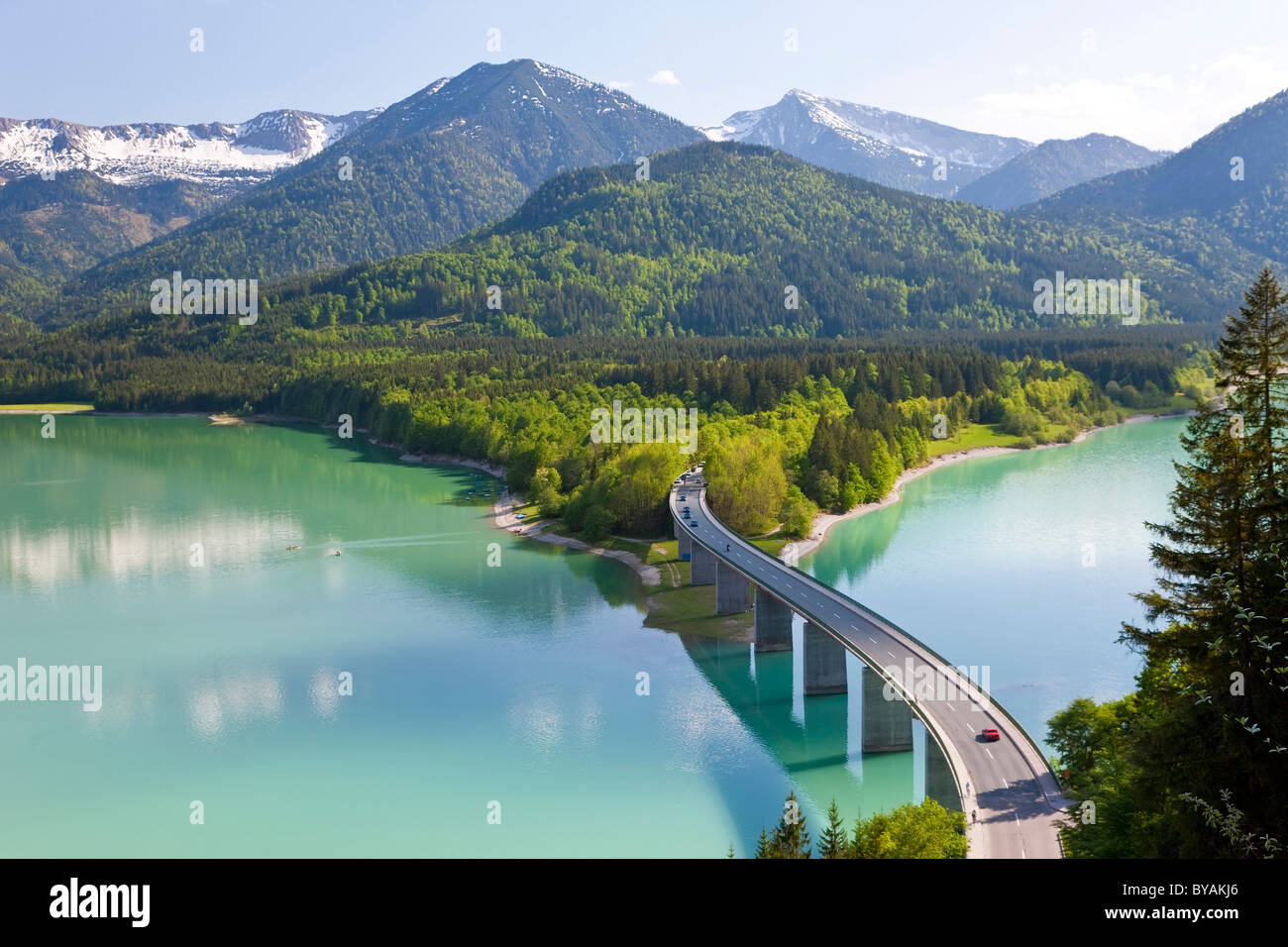 Lago Sylvenstein y Puente de los Alpes bávaros Baviera Alemania Foto de stock