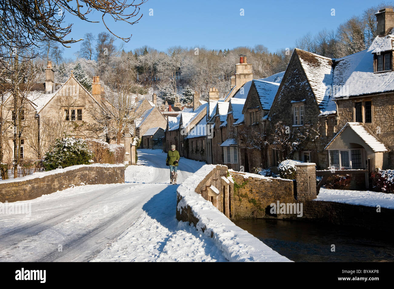 Castle Combe en la nieve, Wiltshire, UK Foto de stock