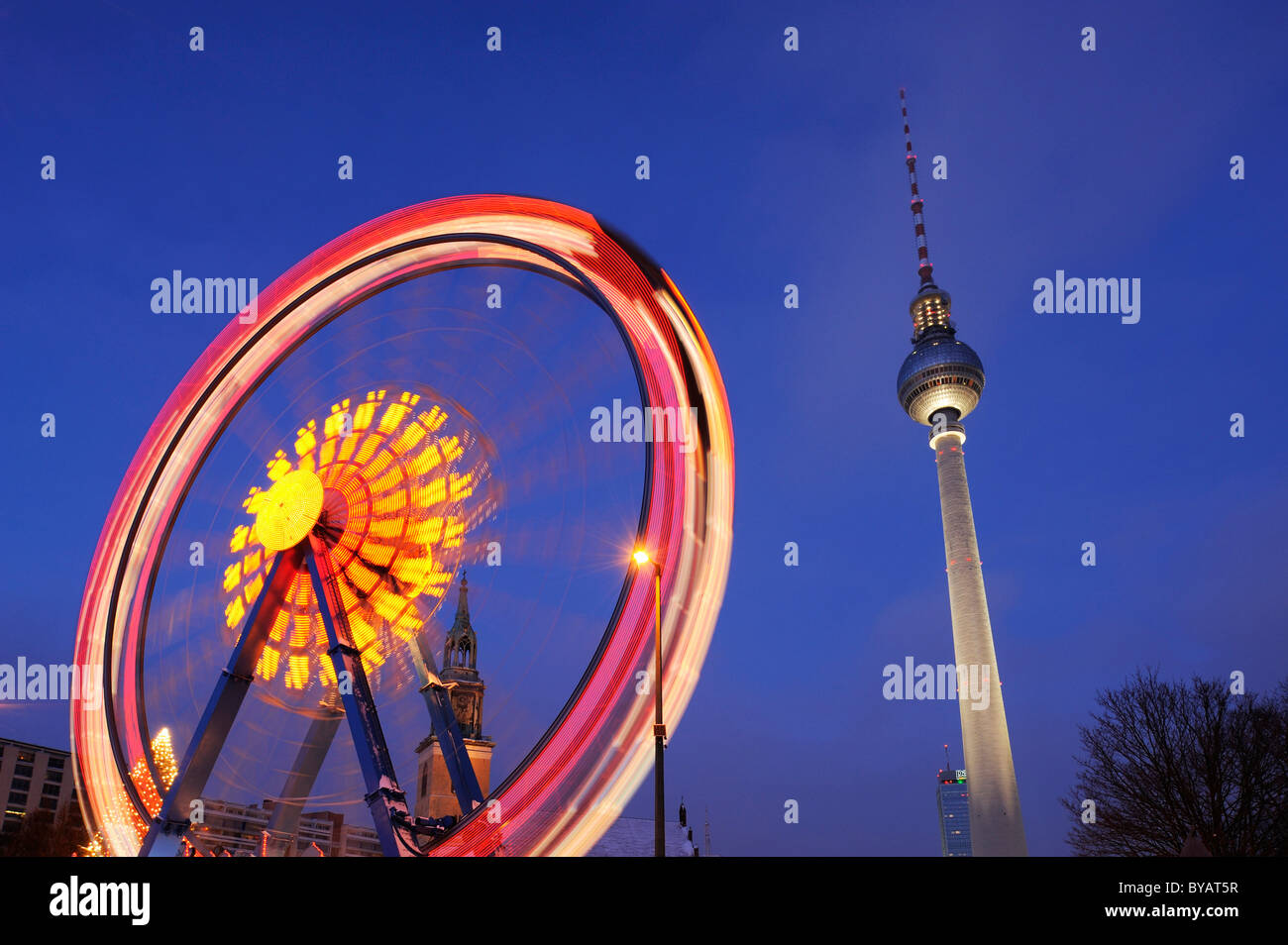 La noria en movimiento, con la Torre de Televisión de Alexanderplatz, Berlín, Alemania, Europa Foto de stock