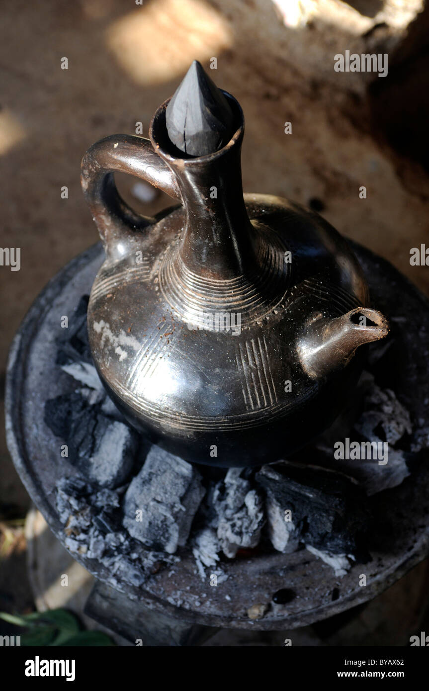 Cafetera sobre brasas, valle de Omo, Etiopía, África Foto de stock