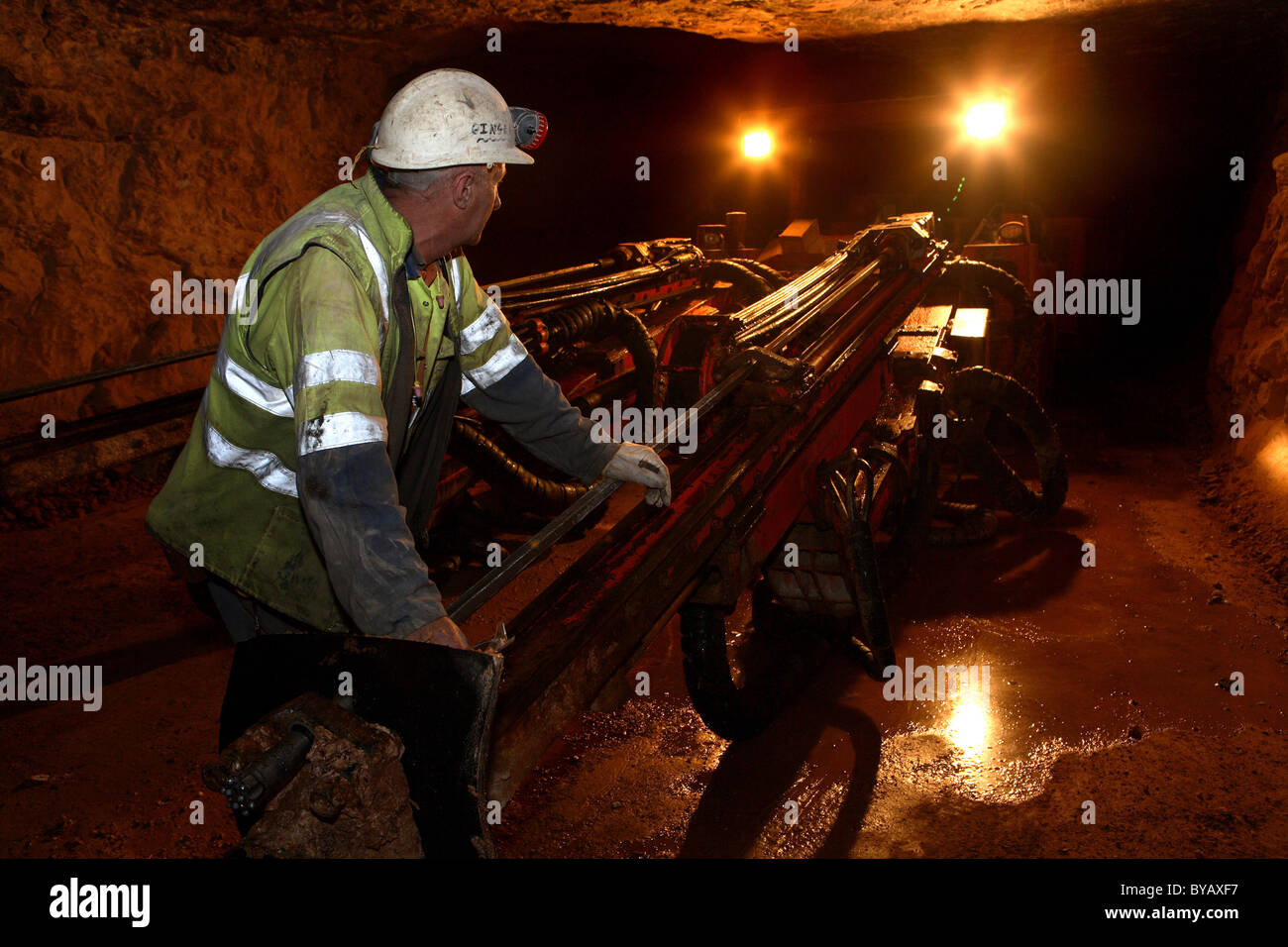 Miner a trabajar en una mina moderna Foto de stock