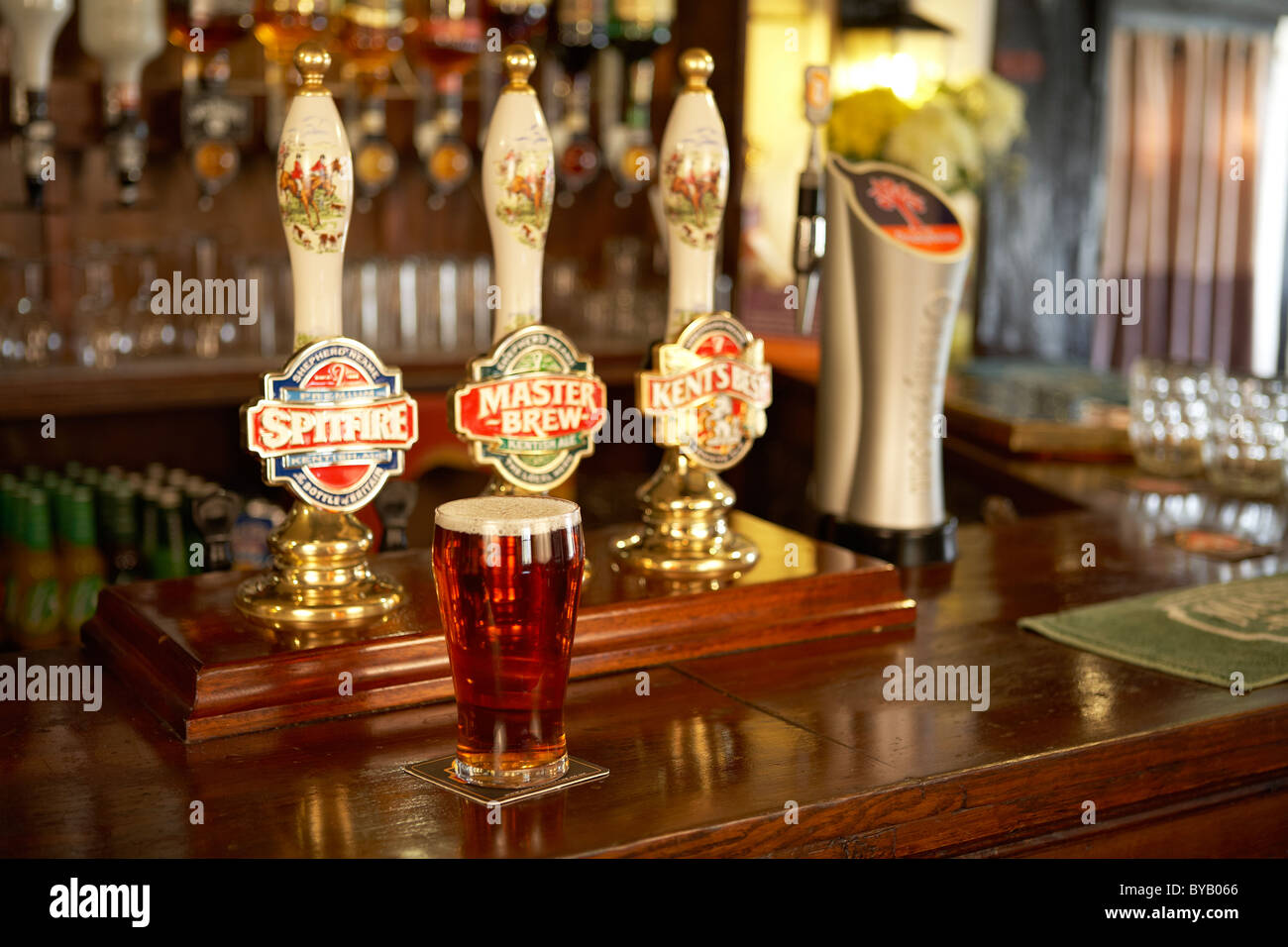 Cerveza inglesa fotografías e imágenes de alta resolución - Alamy
