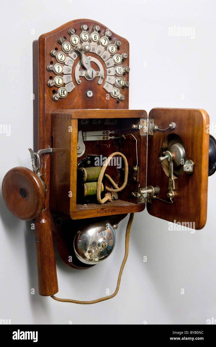 Teléfono antiguo de madera en una pared. Foto de stock
