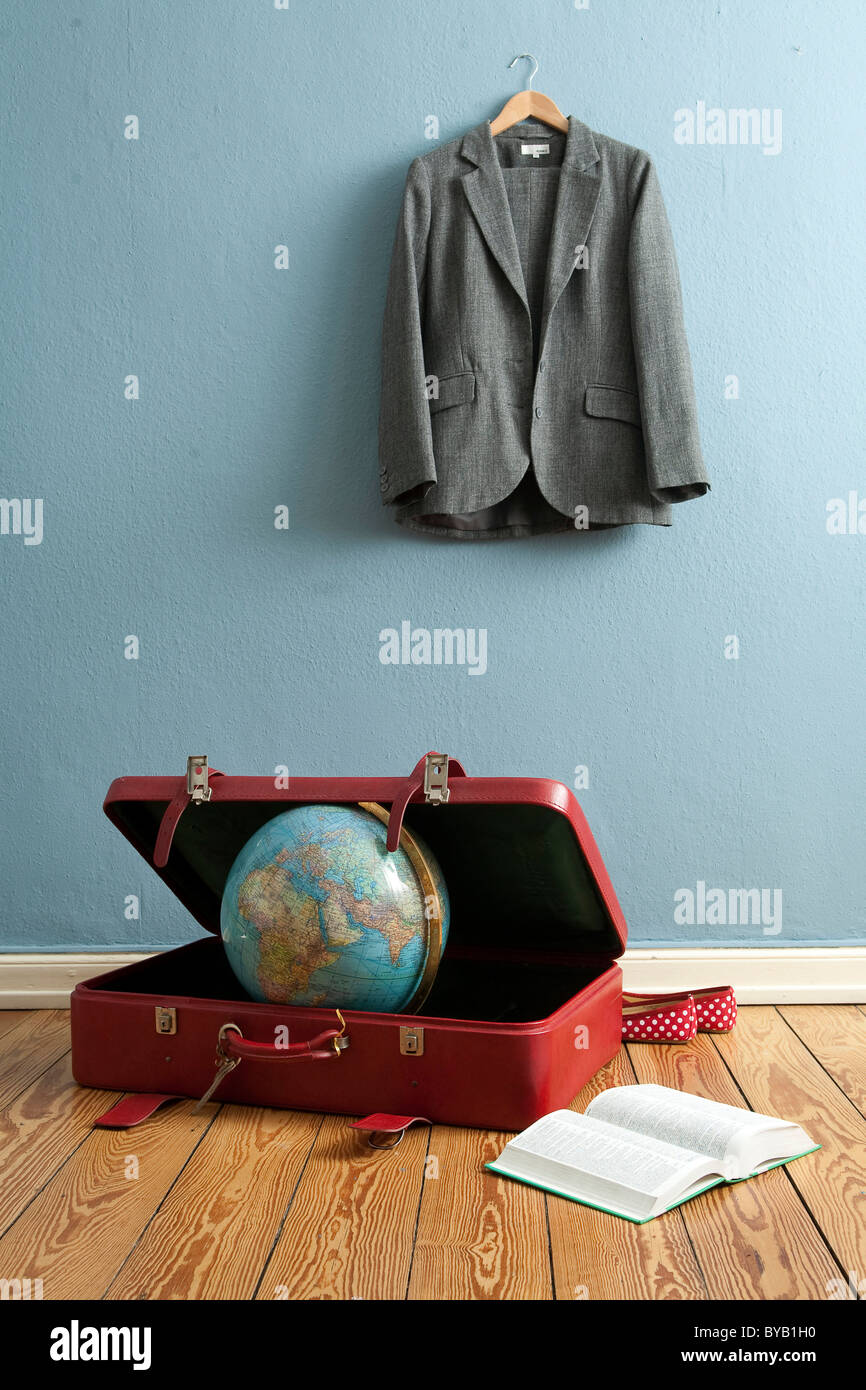 Mundo en una chaqueta colgando de un de ropa, libros, viaje de negocios, imagen simbólica para viajar el mundo viaje Fotografía de stock - Alamy