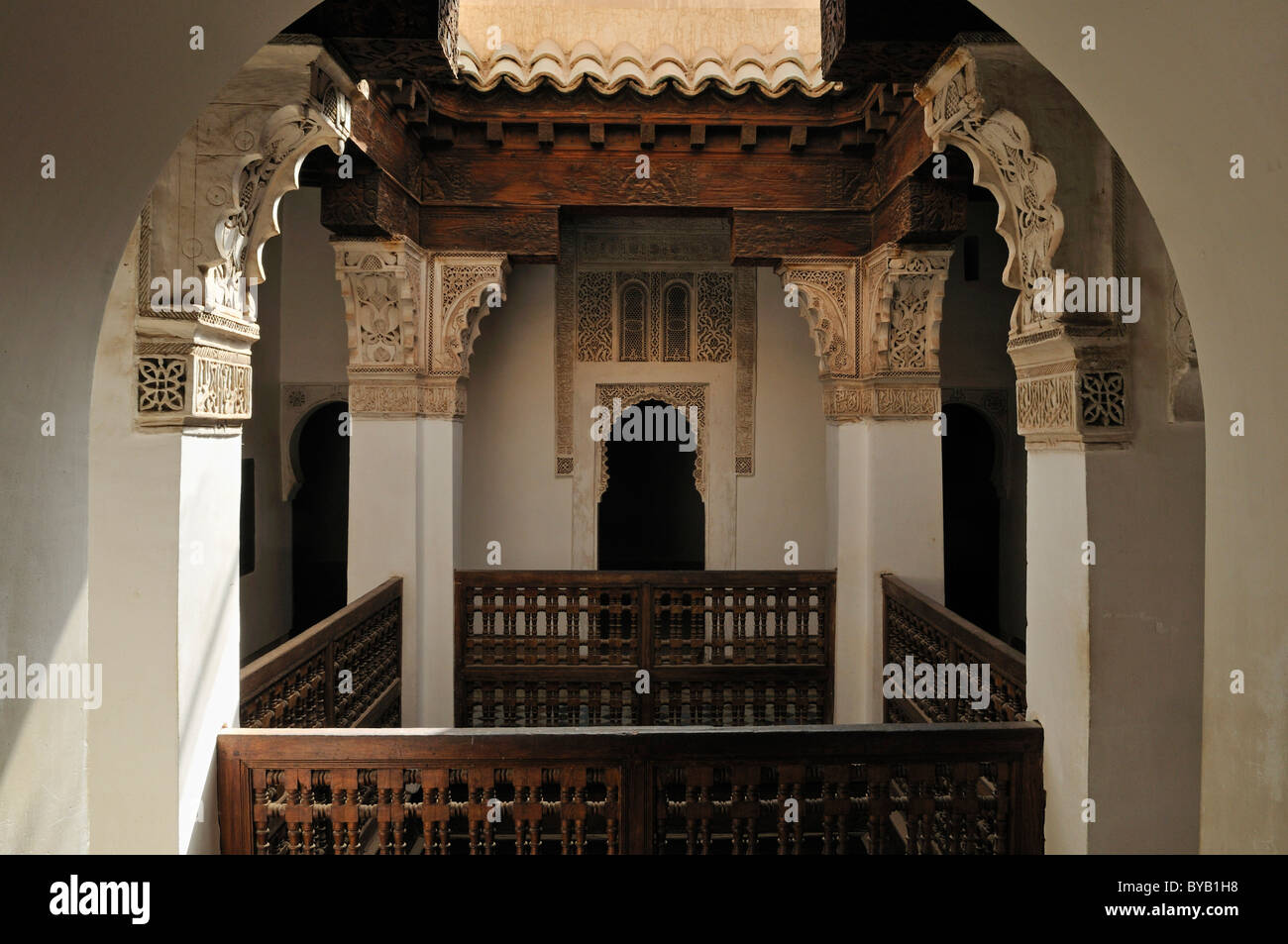 La decoración interior de la Medersa Ben Youssef en la Medina de Marrakech, Sitio del Patrimonio Mundial de la Unesco, Marruecos, Norte de África Foto de stock