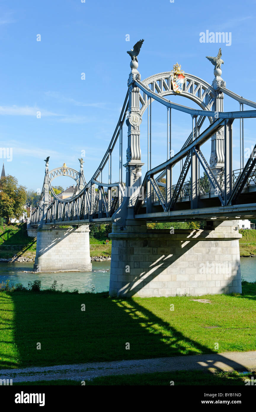 Puente sobre el río Salzach, Laufen, Alta Baviera, Baviera, Alemania, Europa Foto de stock