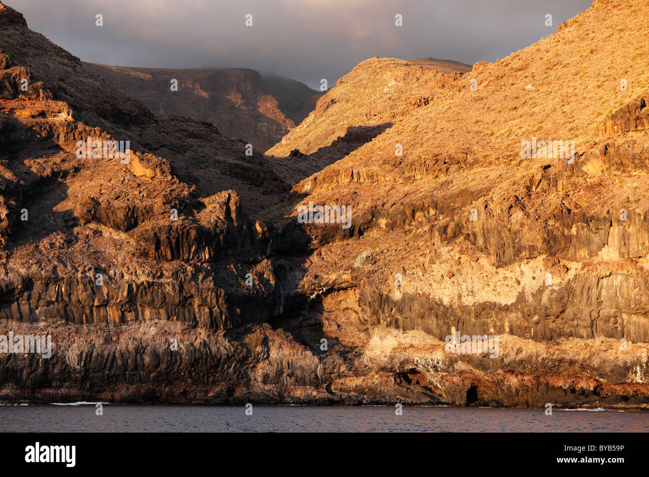 Costa rocosa en la luz de la tarde, al sur de la costa oeste, La Gomera, Islas Canarias, España, Europa Foto de stock