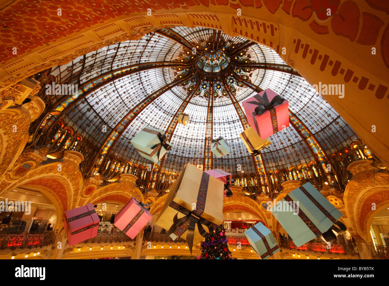 Cúpula de estilo Art Nouveau de la Gran Sala, con grandes paquetes de regalo, Galeries Lafayette, París, Francia, Europa Foto de stock