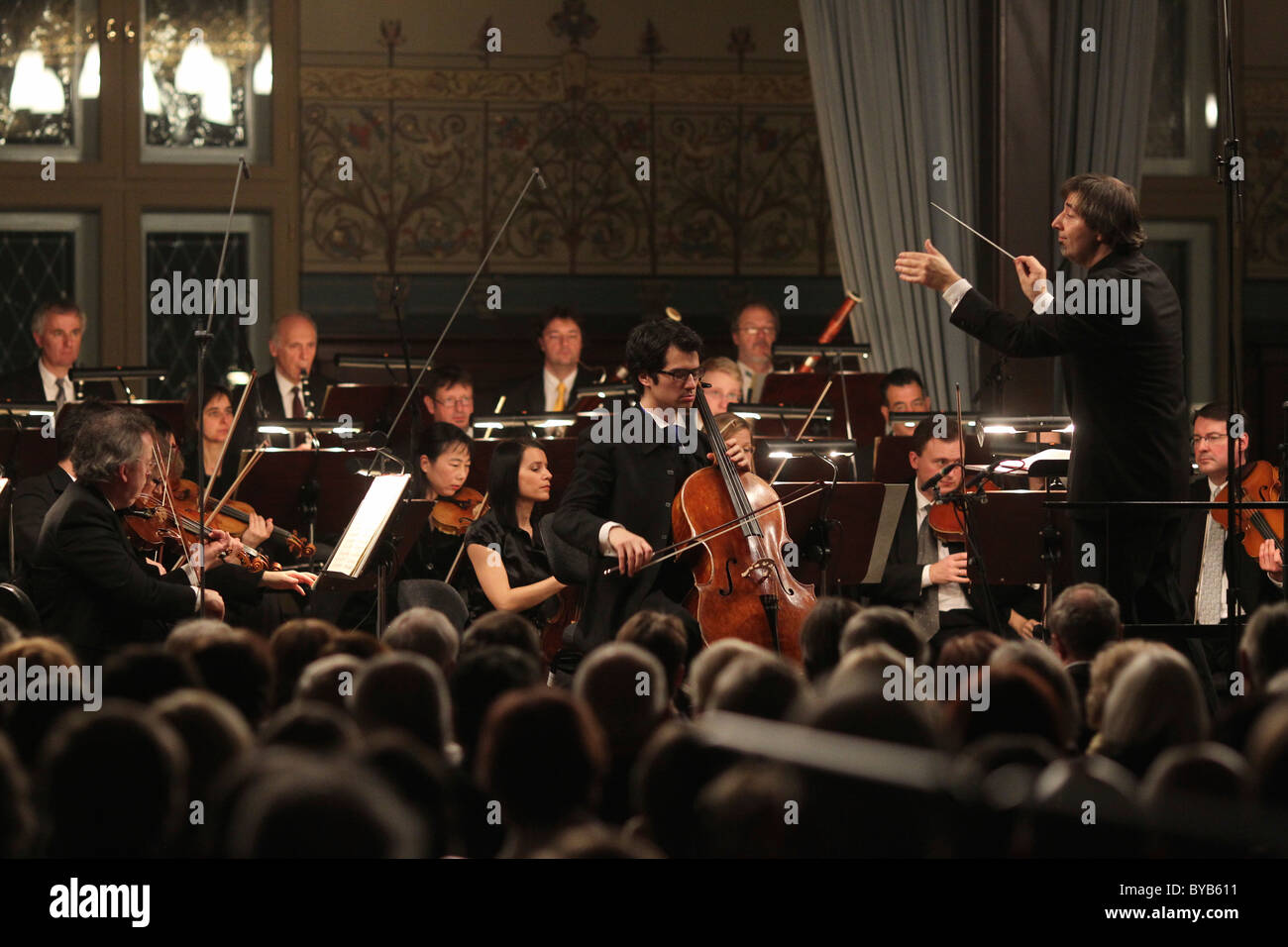 Koblenz, conciertos de la Orquesta Filarmónica de Estado Renana, director Daniel Raiskin, Danjulo Ishizaka, cello, Koblenz Foto de stock