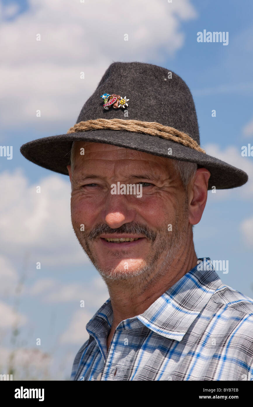 Anciano vistiendo un sombrero tirolés, retrato, Karwendel, Austria, Europa  Fotografía de stock - Alamy