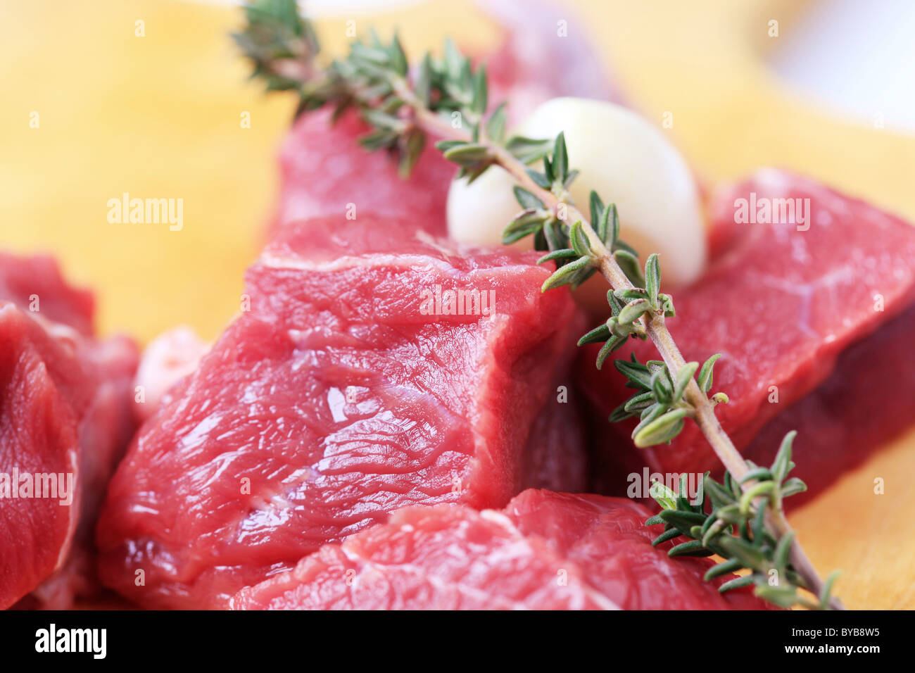 Trozos de carne roja fresca Foto de stock