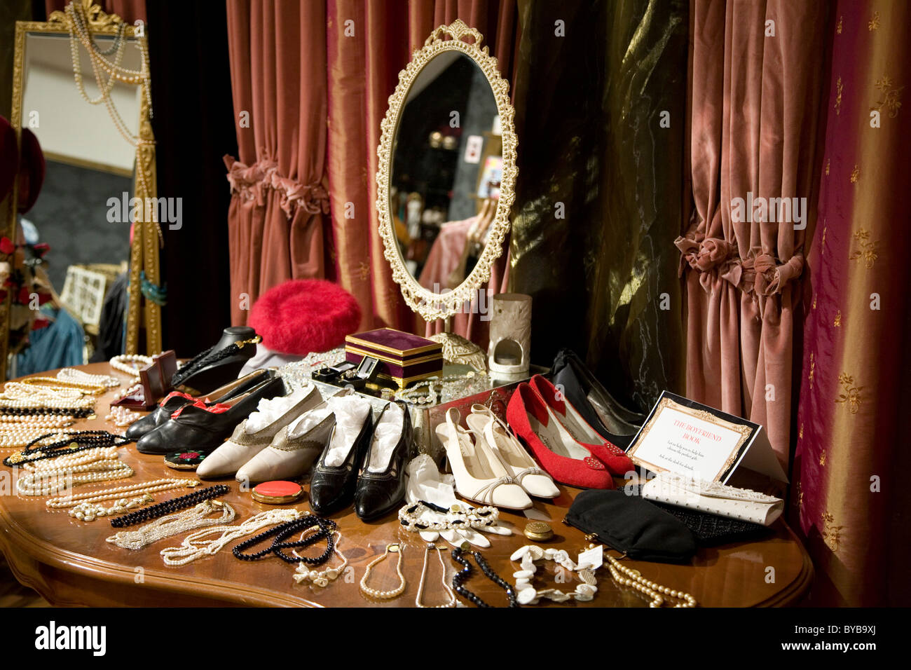 Interior de una tienda de ropa vintage con ropa de mujer y accesorios  Fotografía de stock - Alamy