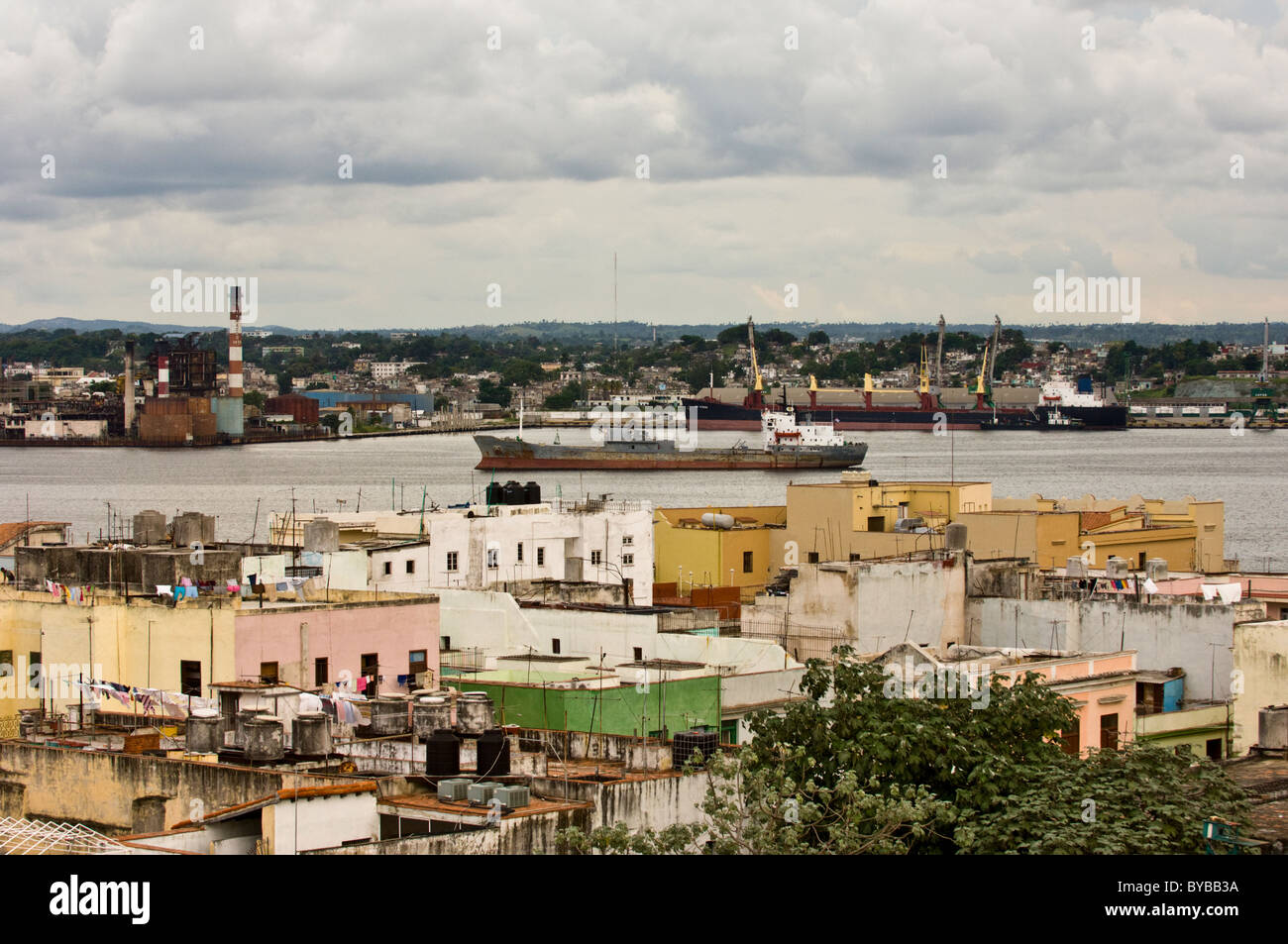 Los buques que navegan en La Habana, Cuba Foto de stock