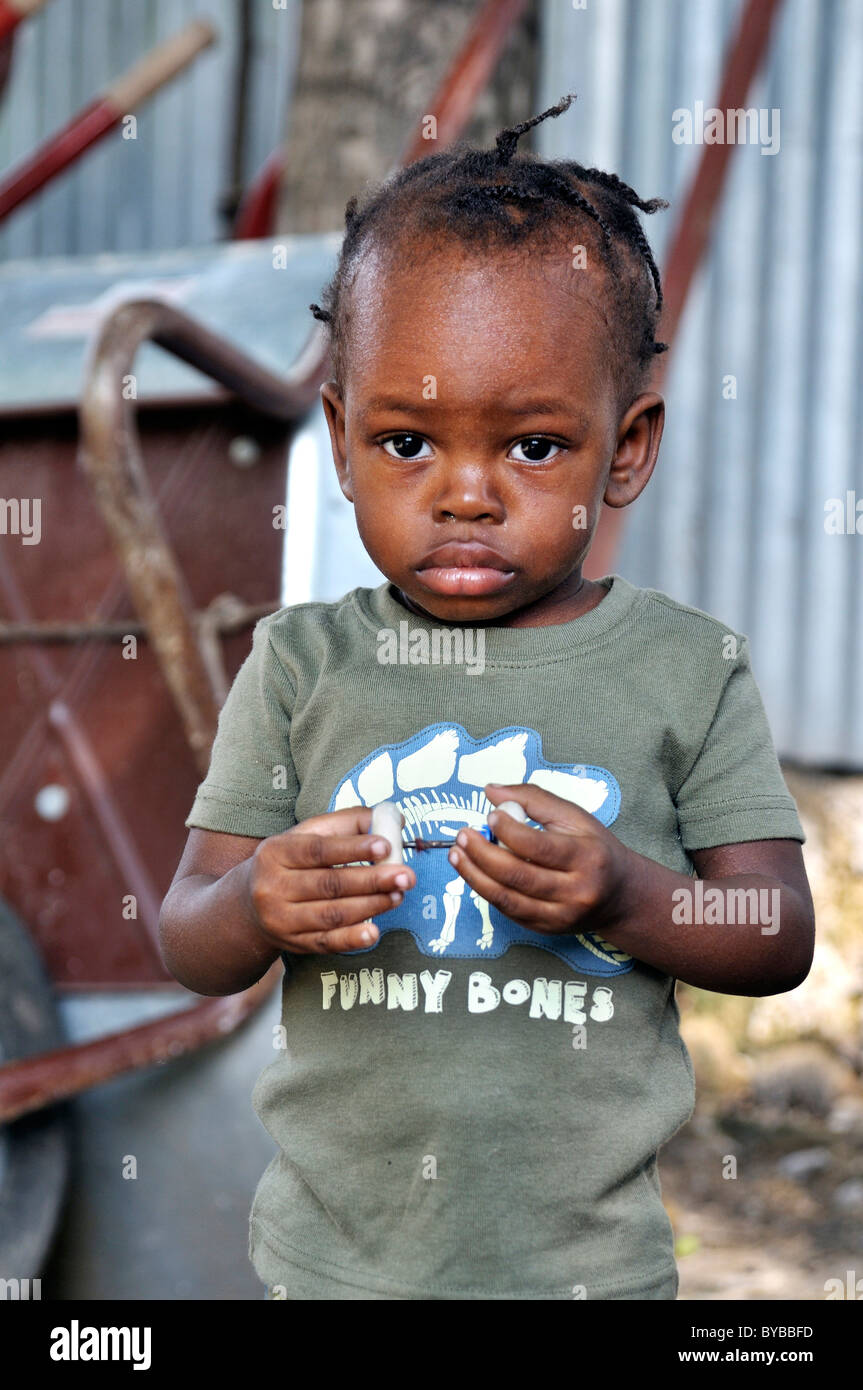 Retrato de un niño pequeño, Haití, el Caribe, América Central Foto de stock