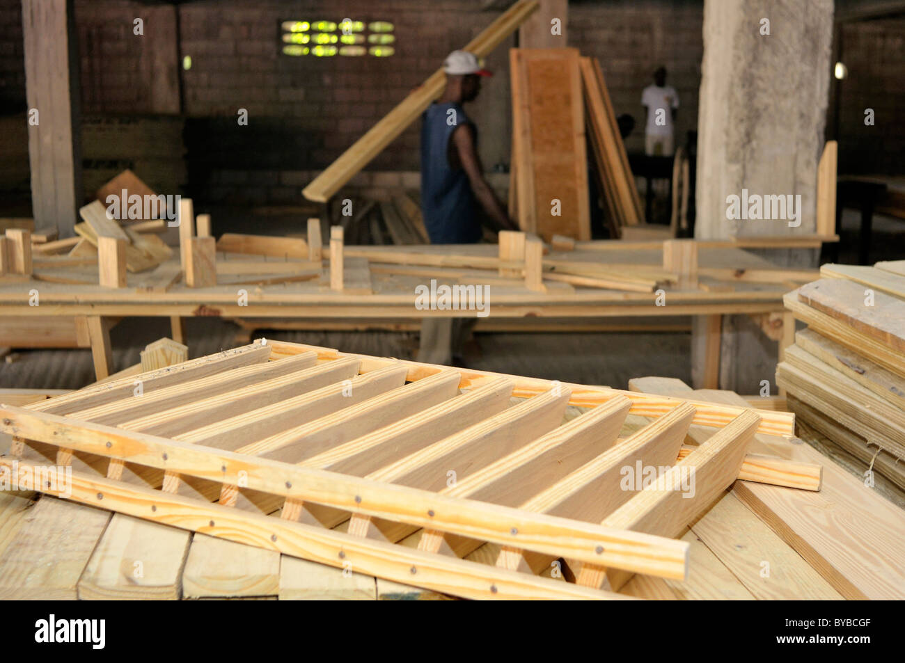 Taller de carpintería para la producción de componentes para construir casas prefabricadas sismo-resistente de la victimes de Foto de stock