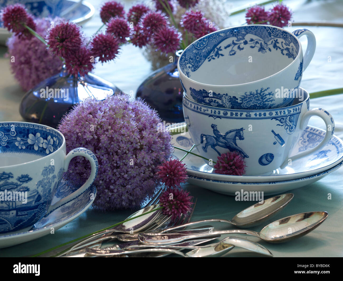 Vajilla de porcelana fina en una elegante decoración de la mesa Fotografía  de stock - Alamy