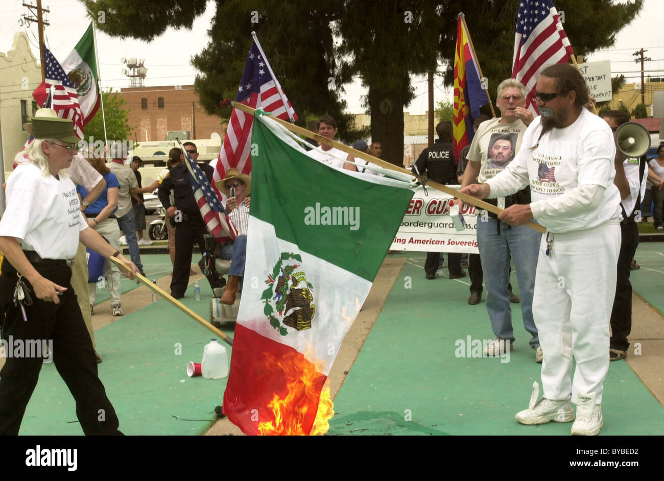 Demonstrators burn flag mexico in fotograf as e im genes de alta