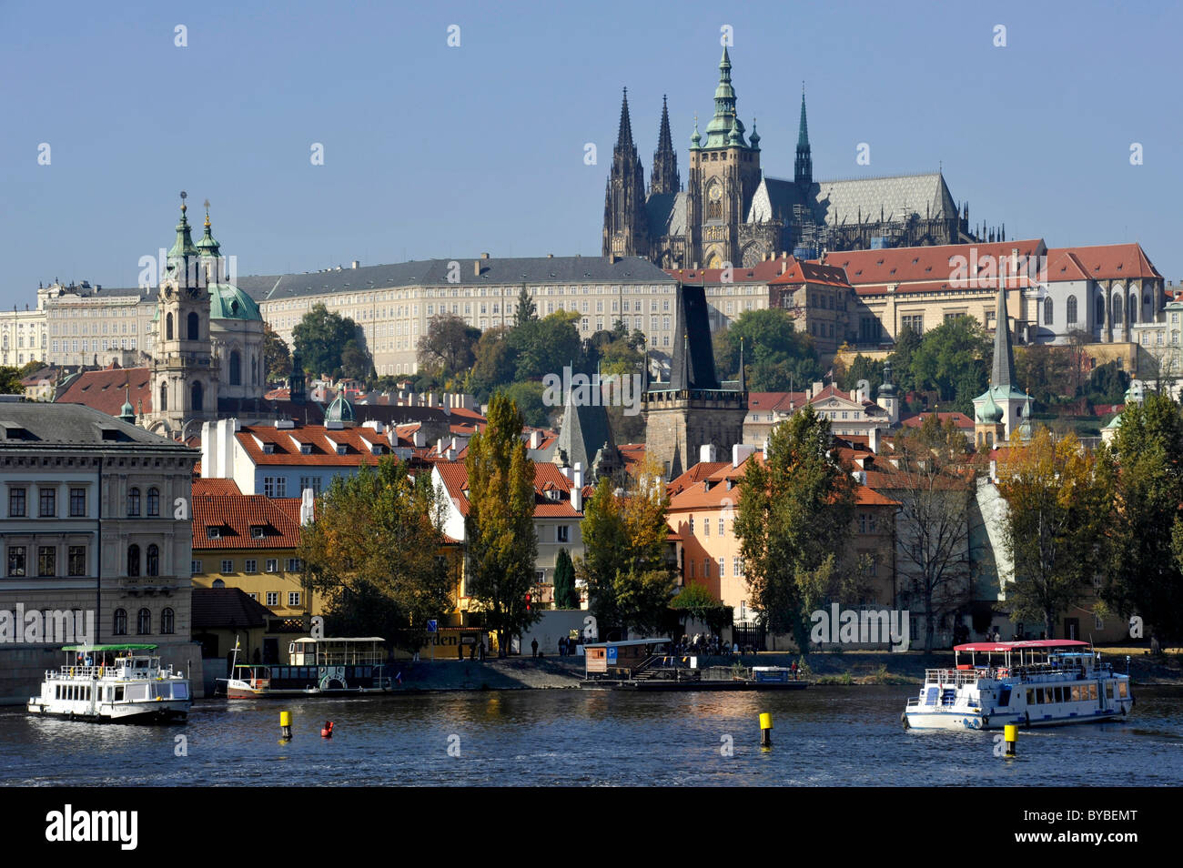 El río Vltava, el Puente de Carlos, San Nicolás, La Catedral de San Vito, el Castillo de Praga, Hradcany, Praga, Bohemia, República Checa Foto de stock