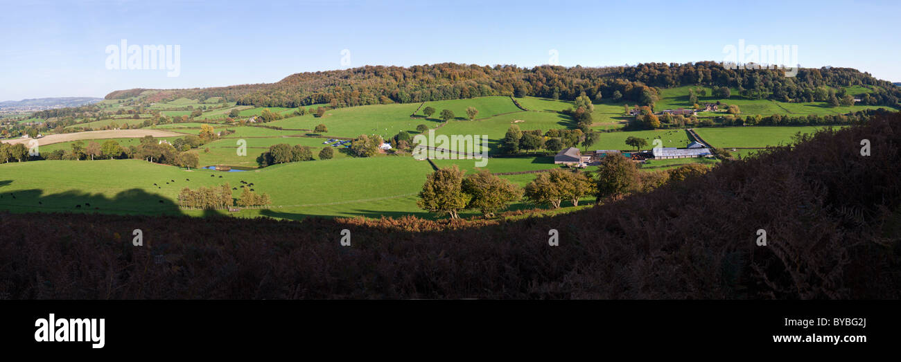 Una vista panorámica de la escarpa de Frocester Cotswold Hill & Coaley madera para enterrar Uley visto desde la leva larga abajo, Gloucestershire Foto de stock