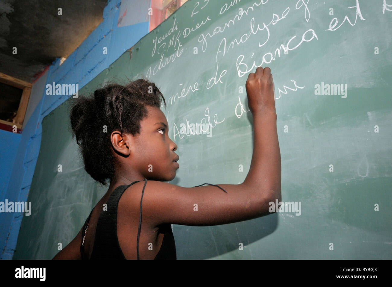 El estudiante trabaja en la junta, distrito Bizozon, Port-au-Prince, Haití, el Caribe, América Central Foto de stock