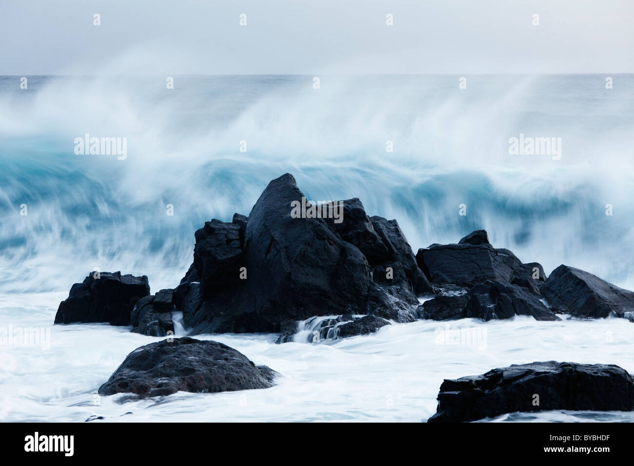 Rock en el surf, las olas en el Atlántico, La Playa, Valle Gran Rey, La Gomera, Islas Canarias, España, Europa Foto de stock