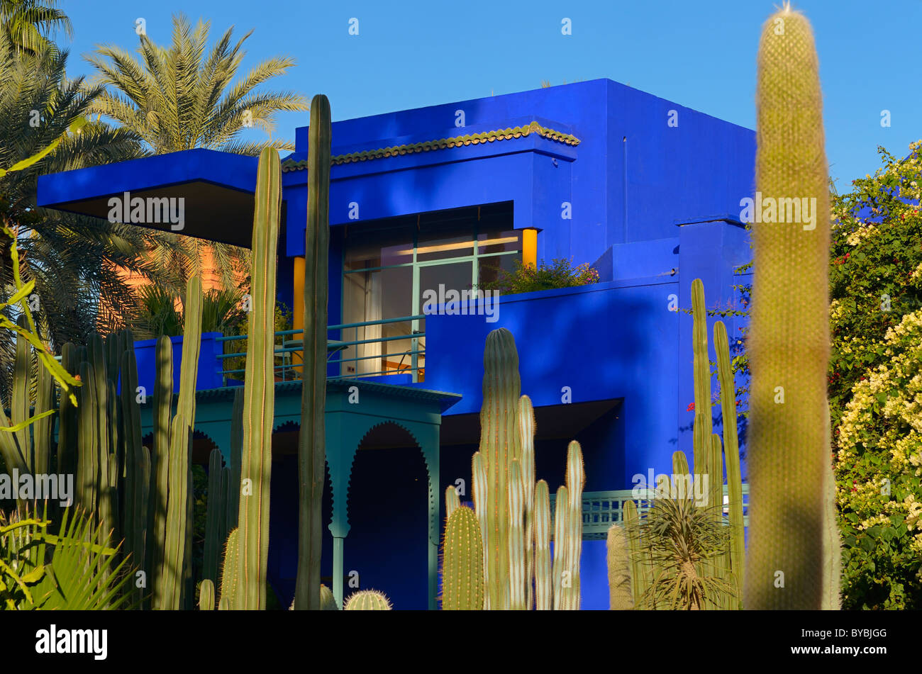 Museo de Arte Islámico edificio azul de Marrakech en el jardin Majorelle con cactus y palmeras Marruecos Foto de stock