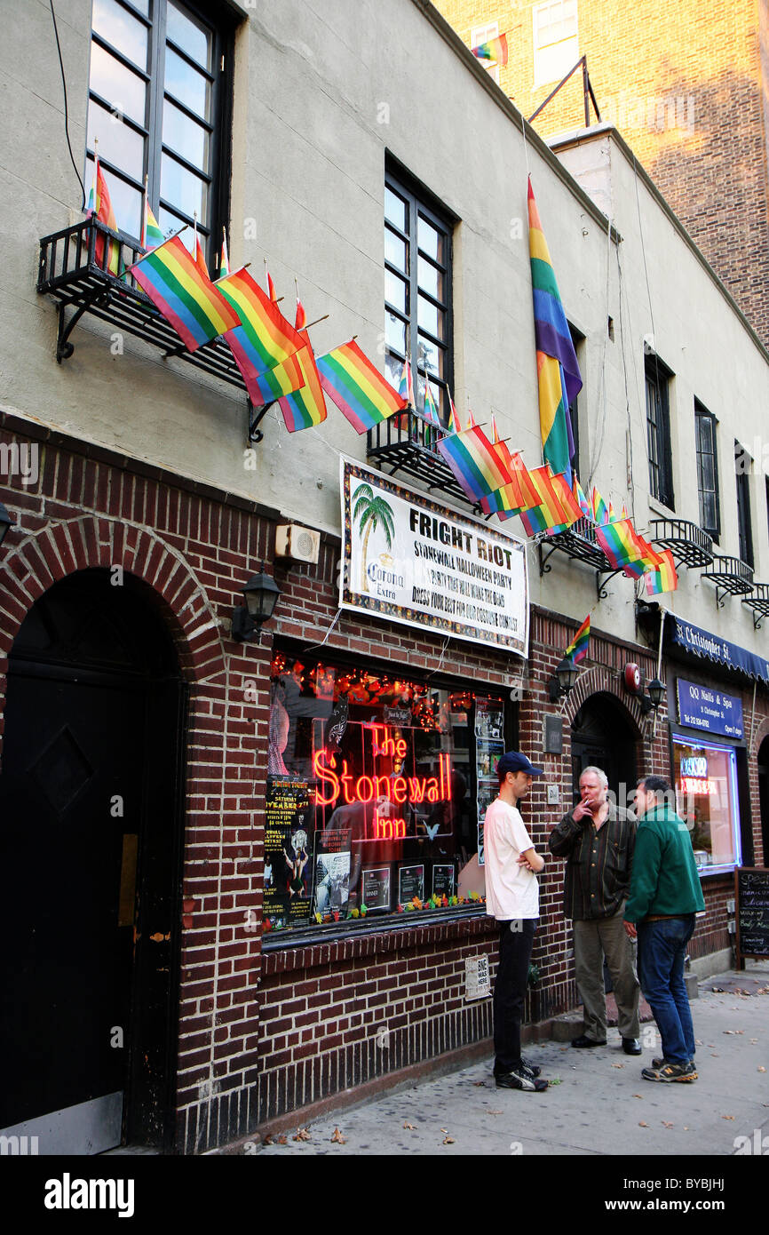 Banderas del arco iris LGBT por encima del famoso bar Stonewall en Greenwich Village en la Ciudad de Nueva York, EE.UU. Foto de stock