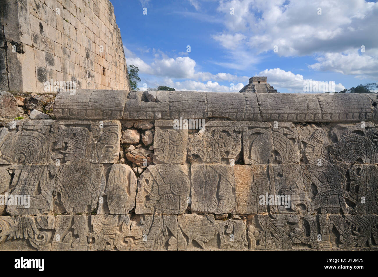Inscripciones en piedra ruinas de Chichen Itza Yucatan México Foto de stock