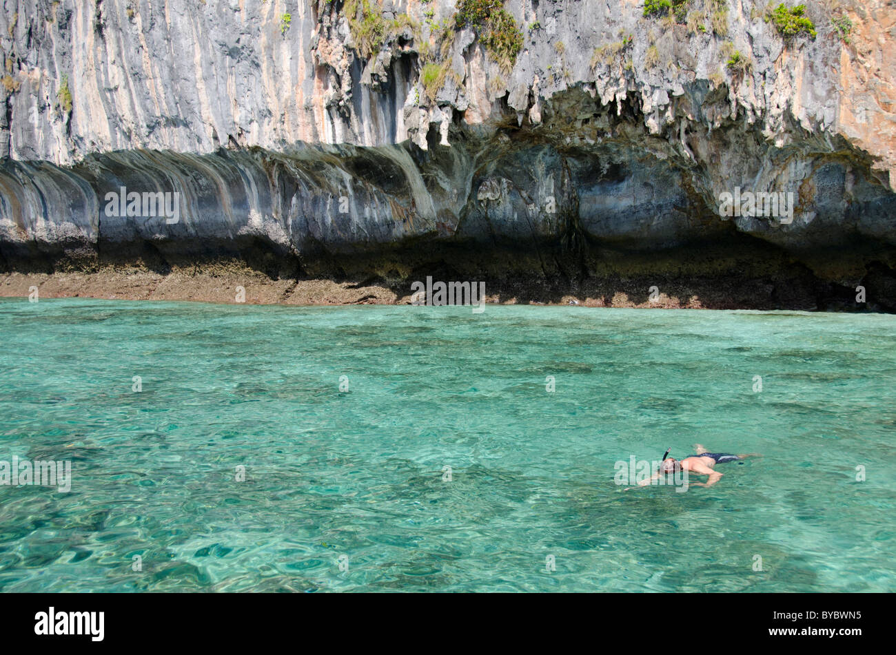 Tailandia, el Mar de Andaman, Phuket. Maya Bay, Phi Phi Leh (aka la Isla Phi Phi) snorkeling en las claras aguas alrededor de Phi Phi Leh. Foto de stock