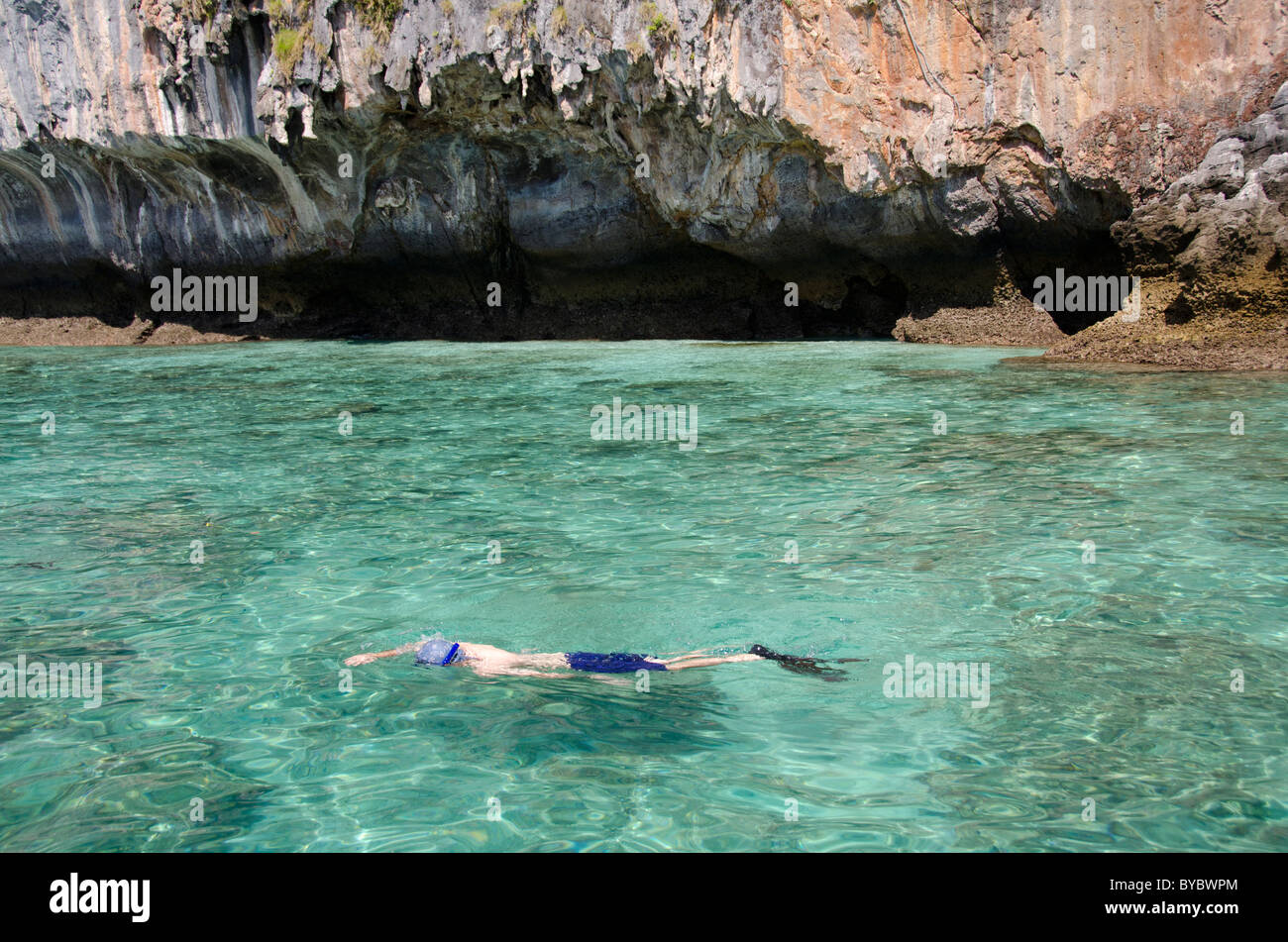 Tailandia, el Mar de Andaman, Phuket. Maya Bay, Phi Phi Leh (aka la Isla Phi Phi) snorkeling en las claras aguas alrededor de Phi Phi Leh. Foto de stock