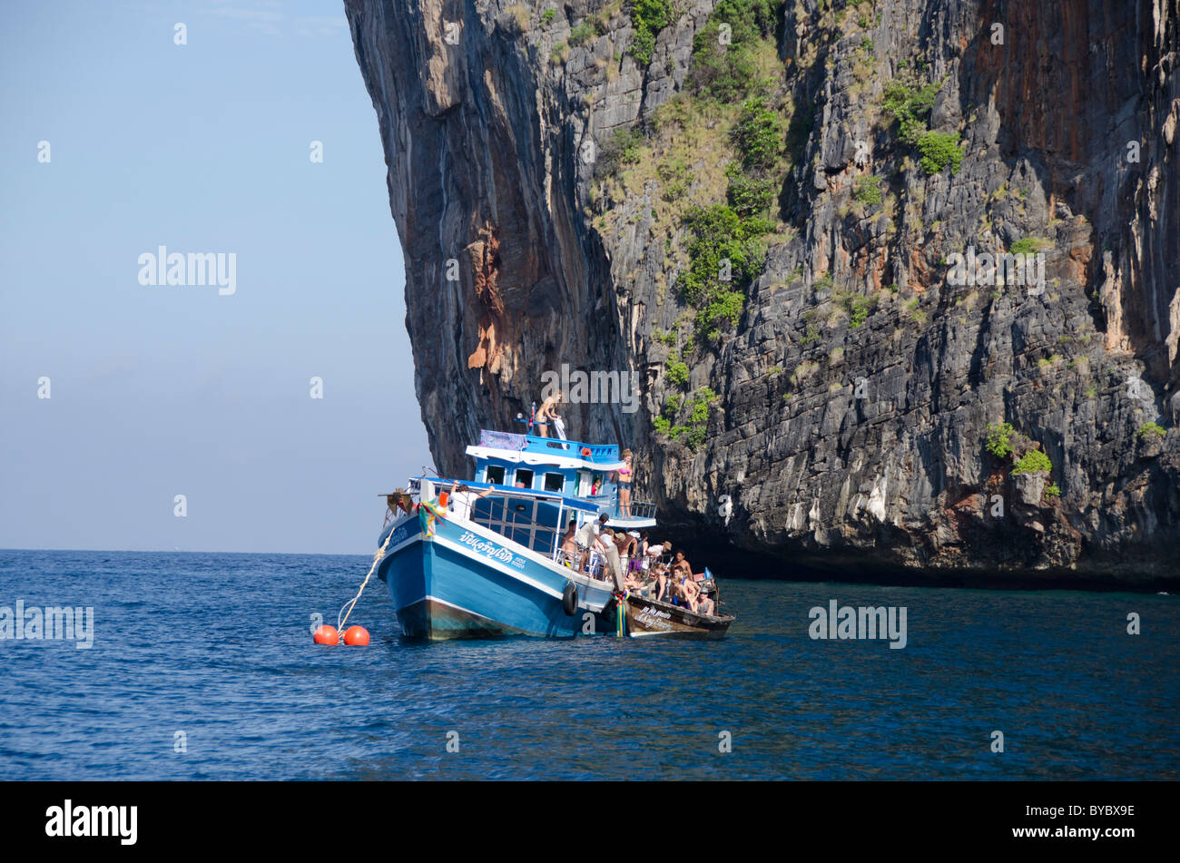 Tailandia, el Mar de Andaman, Phuket. Maya Bay, Phi Phi Leh (aka la Isla Phi Phi). Barco fiesta en la isla Phi Phi. Foto de stock