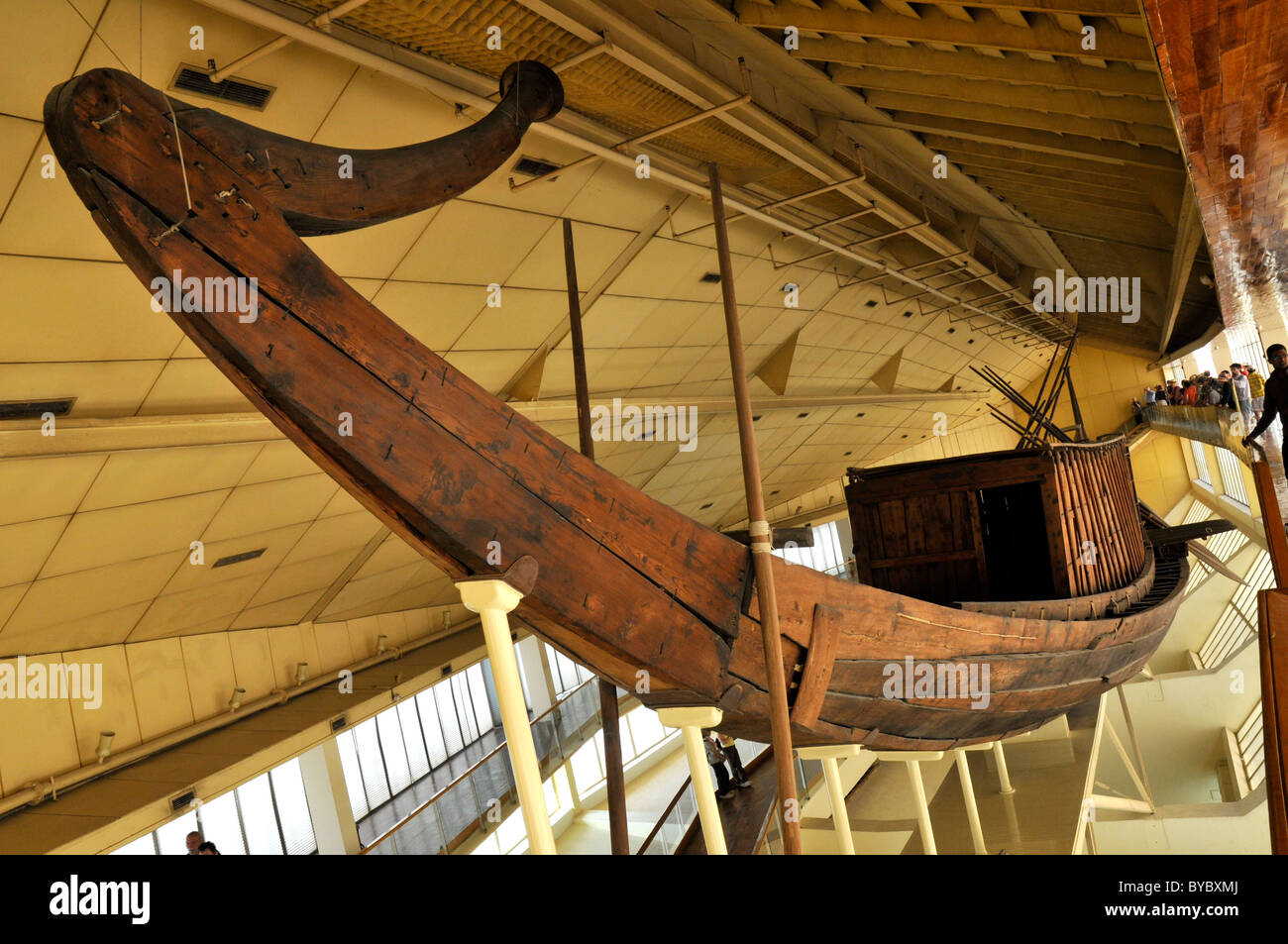 Museo del barco solar de Khufu, Rey Cheops buque en el museo en la base de la Gran Pirámide de Giza, en El Cairo, Egipto Foto de stock