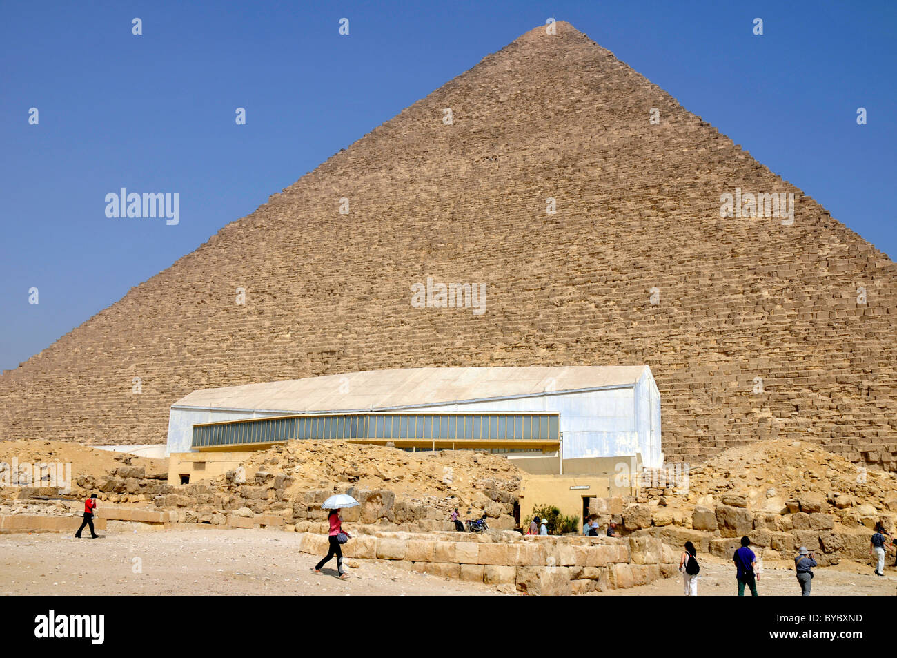 Museo del barco solar de Khufu, Rey Cheops museo en la base de la Gran Pirámide de Giza, en El Cairo, Egipto Foto de stock