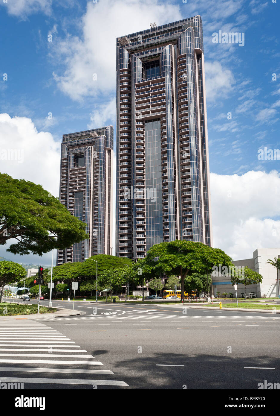 Una torre de Costanera. Twin Towers condominio construido en 1990, tiene unas vistas estupendas del puerto de Honolulu son una referencia en la ciudad. Makua y Makai Foto de stock