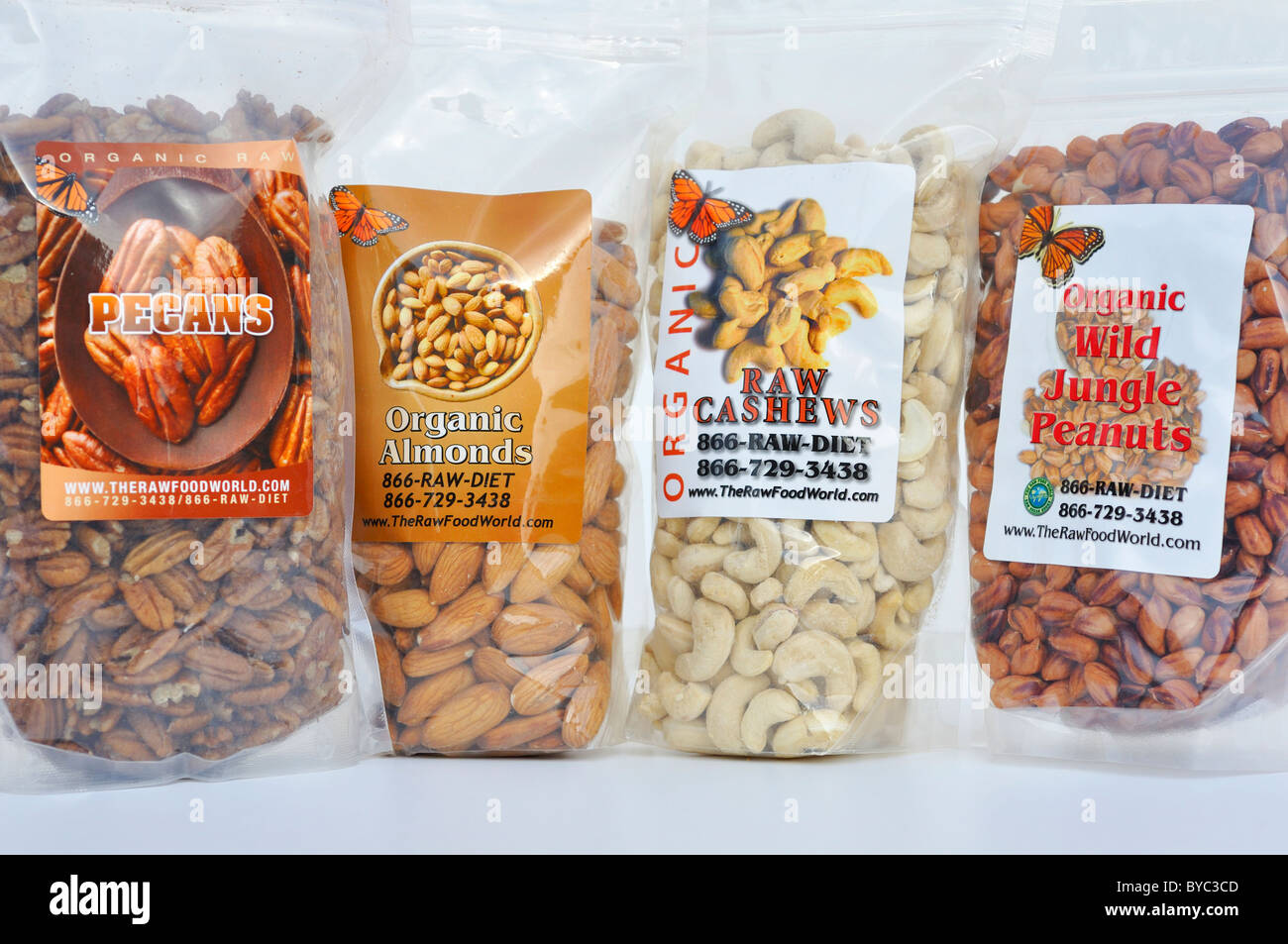 Mezcla de frutos secos en paquetes: las pacanas, cacahuetes, almendras y  anacardos Fotografía de stock - Alamy