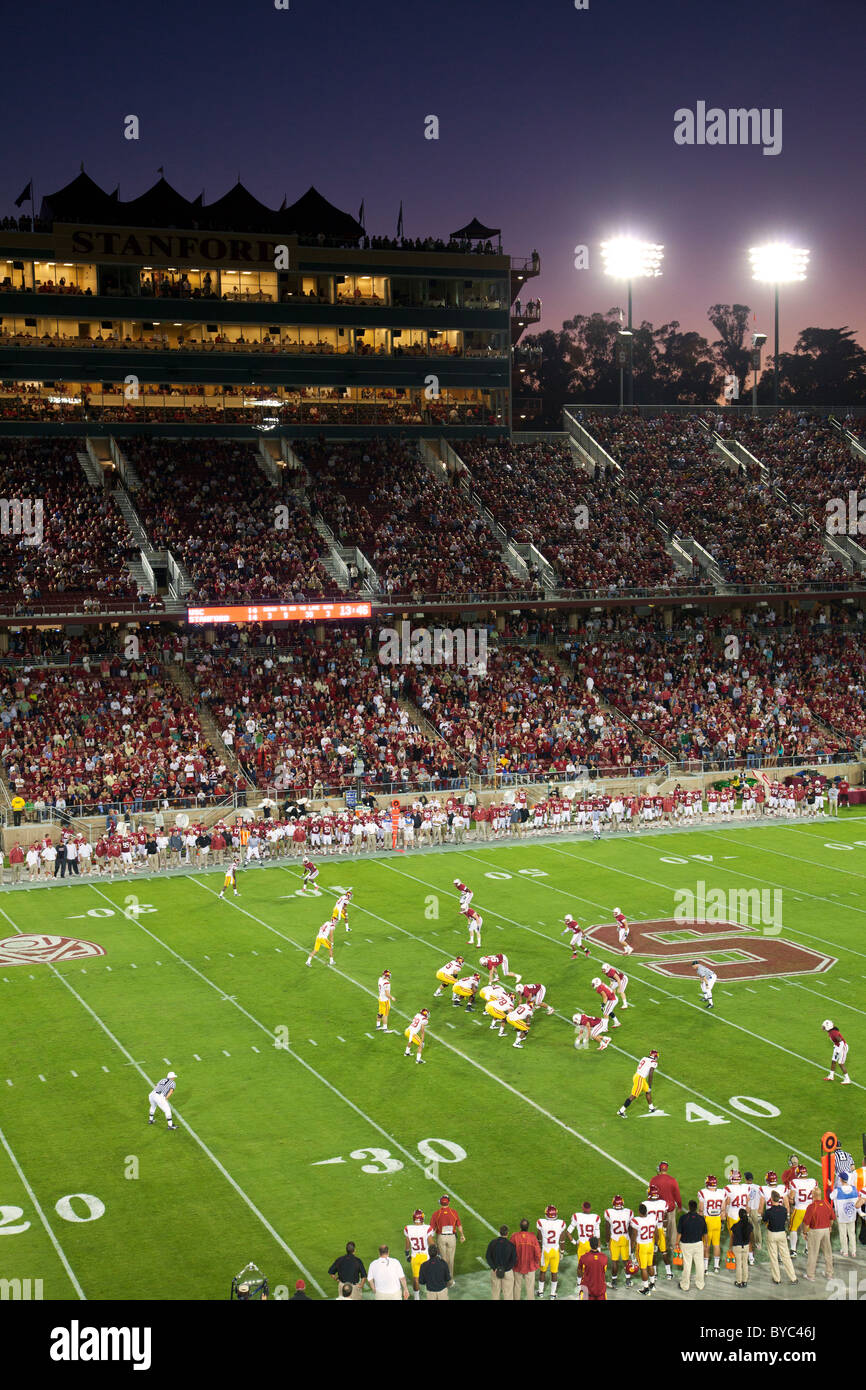 Escuela de fútbol en el estadio de Stanford, Stanford, CA Foto de stock