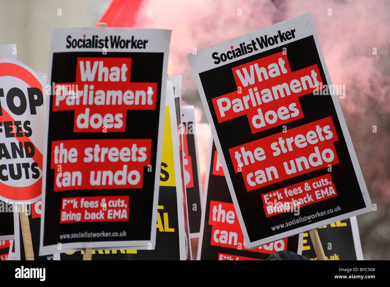 Pancartas de protesta estudiantil en Whitehall Foto de stock