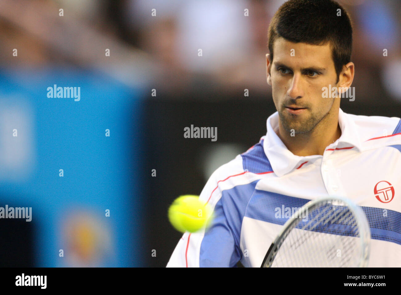 Novak Djokovic jugando Andy Murray en la mens singles de la final del Abierto de Tenis de Australia en Melbourne, 30 de enero de 2011 Foto de stock