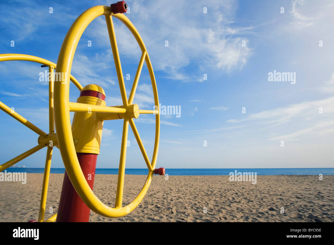 El brazo de la máquina de ejercicios en la playa vacía en Los Boliches, Fuengirola, Costa del Sol, España. Foto de stock