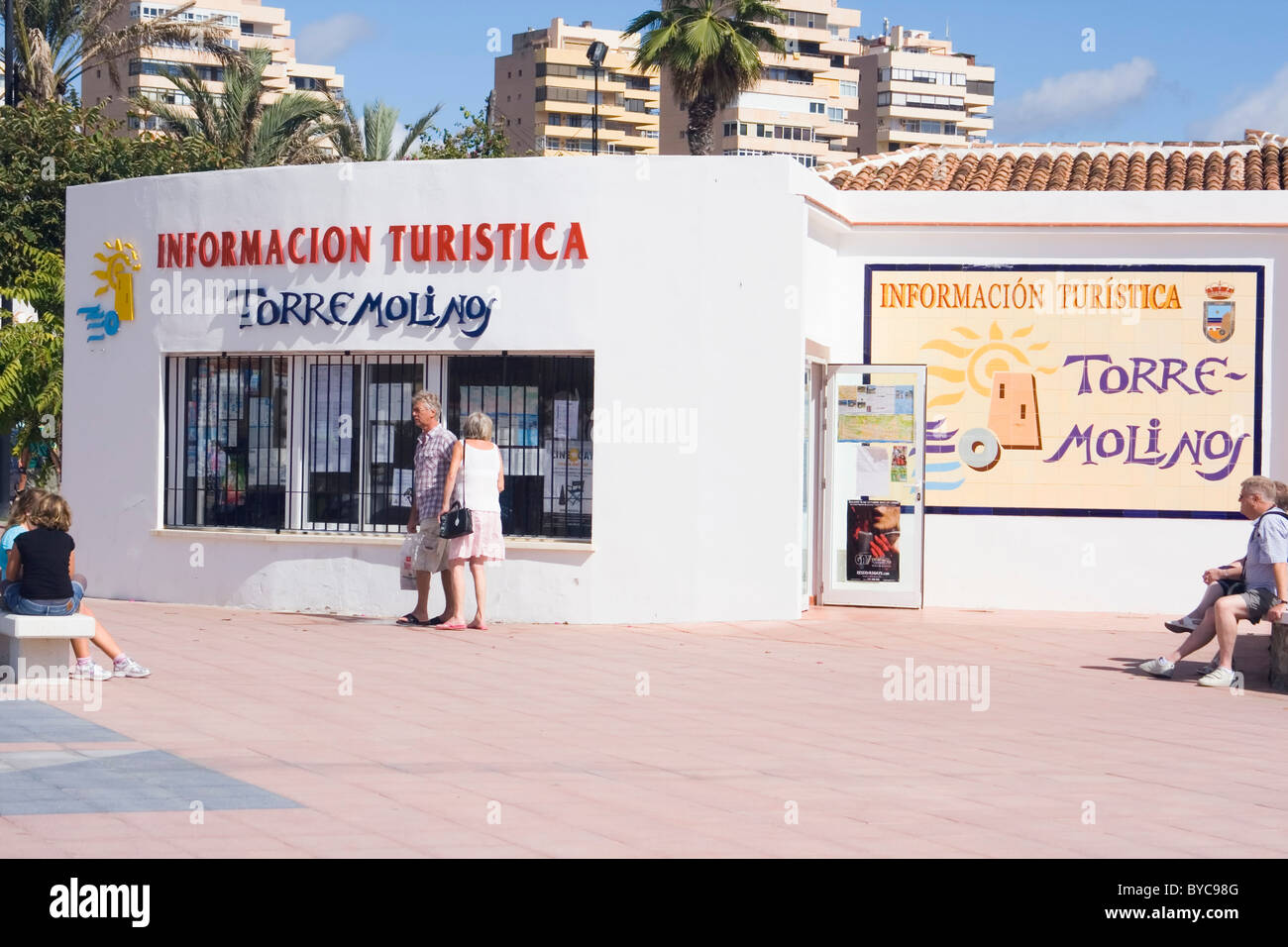 Torremolinos, Costa del Sol, Málaga, Andalucía, España. Los turistas fuera de la oficina de información turística. Foto de stock